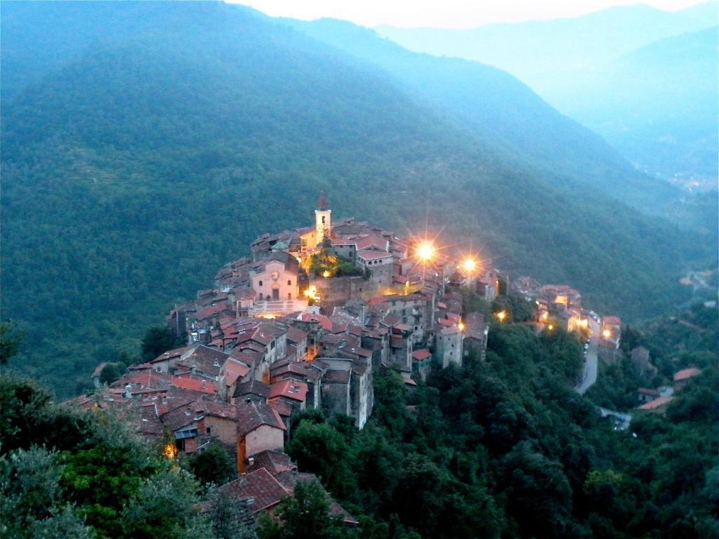 Muntaecara Hotel Diffuso Apricale Bagian luar foto